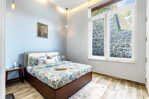 Postel nebo postele na pokoji v ubytování ELIVAAS 6 BHK with Balcony & Lake View - Antarmann Casa Zenith