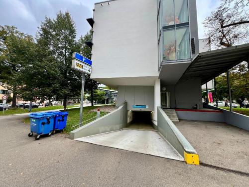 a building with a ramp leading into a parking lot at Gemütliches Altstadt Apartment für Familien & Freunde Come In in Esslingen