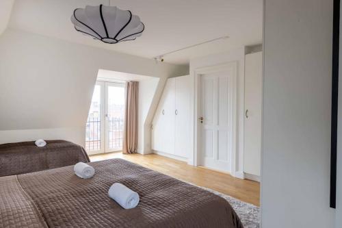 Un dormitorio con una cama y una ventana grande en 2BR with Amazing City Skyline View, en Copenhague