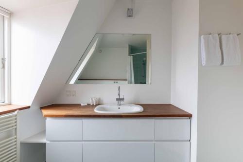 un baño con lavabo y espejo en 2BR with Amazing City Skyline View, en Copenhague