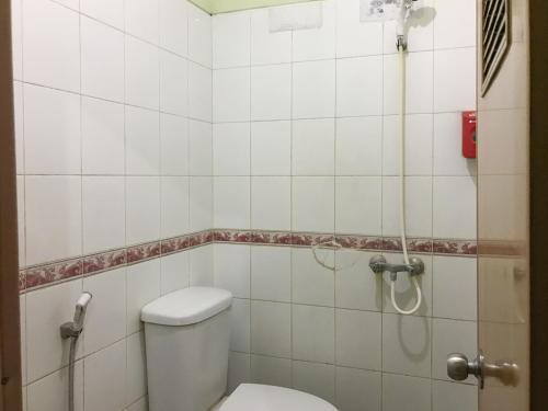 Ένα μπάνιο στο Guest House Shafira Syariah RedPartner