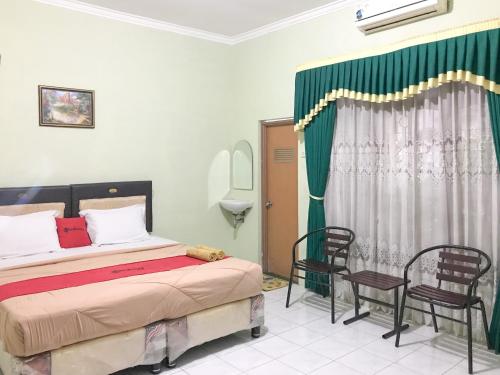 Ένα ή περισσότερα κρεβάτια σε δωμάτιο στο Guest House Shafira Syariah RedPartner