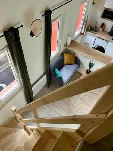 - une vue sur une petite maison dotée d'un canapé dans l'établissement l'Apparté Saint Michel - T1bis - Métro - TRAM, à Toulouse