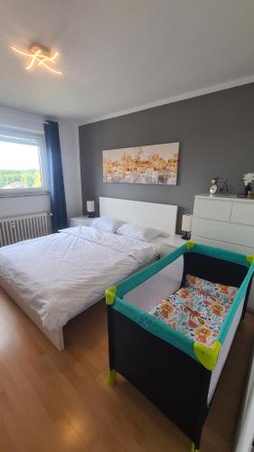 - une chambre avec un grand lit et une publicité lors d'une manifestation dans l'établissement Cozy City Apartments, 2-Room Flat for Vacation & Messe Düsseldorf, Perfect Connectivity, à Ratingen