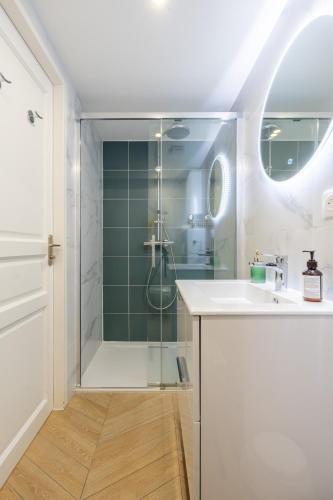 une salle de bain avec douche et lavabo dans l'établissement View Lake 2 -Veyrier-du-Lac, à Veyrier-du-Lac