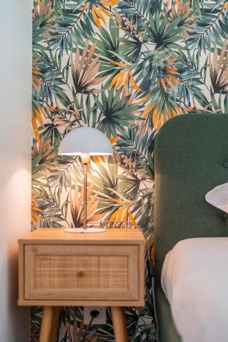 une chambre avec un lit et une table avec une lampe dans l'établissement View Lake 2 -Veyrier-du-Lac, à Veyrier-du-Lac