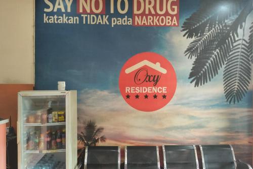 a sign on the wall of a restaurant at RedDoorz at Oxy Residence Manado in Malalayang