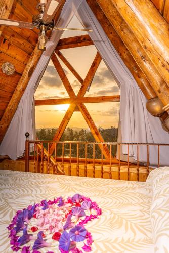 a bedroom with a bed with flowers on it at Cabaña Triangulo - Tierra de Arte in San Jorge