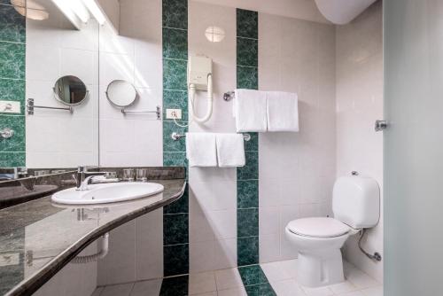 un baño con inodoro y lavabo en Apartments Vila Barka, en Portorož