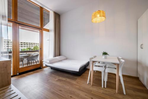 una sala de estar con una mesa y un sofá en Apartments Vila Barka, en Portorož