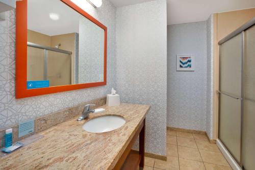 Ένα μπάνιο στο Hampton Inn Clinton
