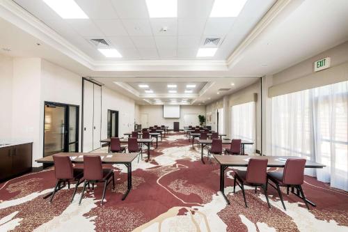 Un lugar para sentarse en Hampton Inn & Suites Dobson