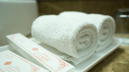 un montón de toallas en un estante en un baño en Hotel Africa Avenue - Greater Kailash 1, en Nueva Delhi
