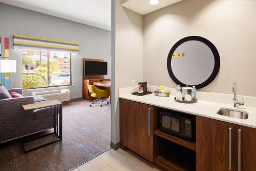 Kuchyň nebo kuchyňský kout v ubytování Hampton Inn & Suites Ridgecrest