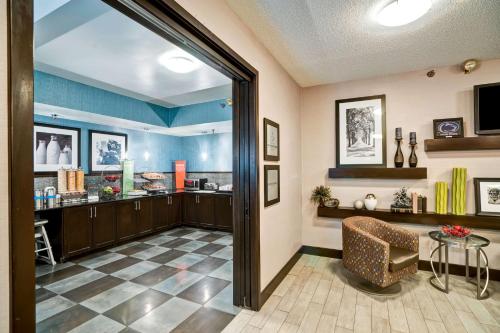 Η κουζίνα ή μικρή κουζίνα στο Hampton Inn State College