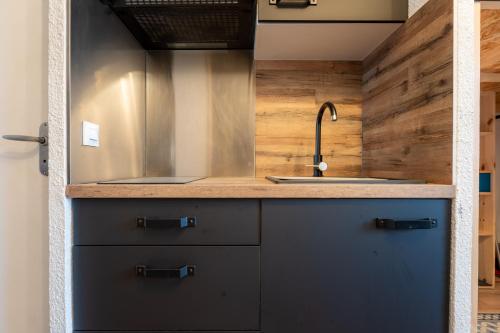 une cuisine avec un évier et un comptoir dans l'établissement Ski In-Out - Heart of Val Thorens Spacious Apartment, WiFi 1001, à Val Thorens