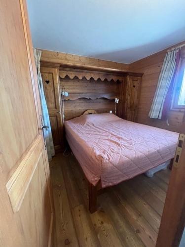une petite chambre avec un lit dans une pièce dans l'établissement La Rosière centre, appartement 51 m2,3 pièces 2 chambres avec terrasse et parking couvert plein centre de la station, proche des pistes et commerces, ménage compris, à La Rosière
