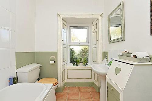Koupelna v ubytování 3 Bed Charming Cottage For Share ,Private Double Room , Fast Fibre Optik Int, Free Parking, Garden