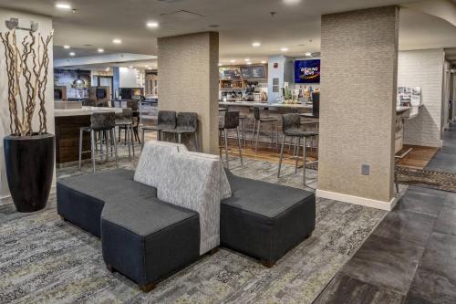 Χώρος καθιστικού στο Courtyard by Marriott Nashville Vanderbilt West End