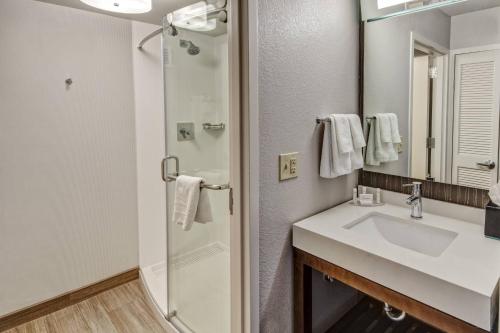 Ένα μπάνιο στο Courtyard by Marriott Nashville Vanderbilt West End