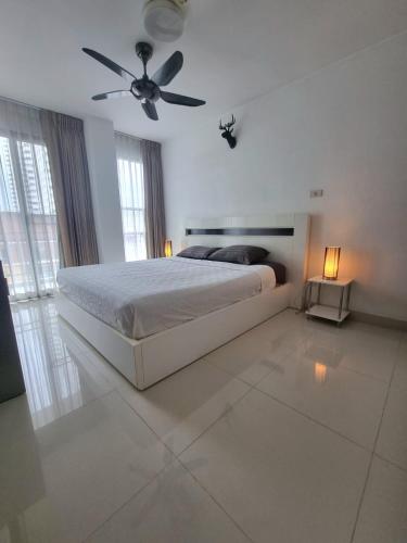 a bedroom with a bed and a ceiling fan at Néo Condo Jomtien Pattaya in Jomtien Beach