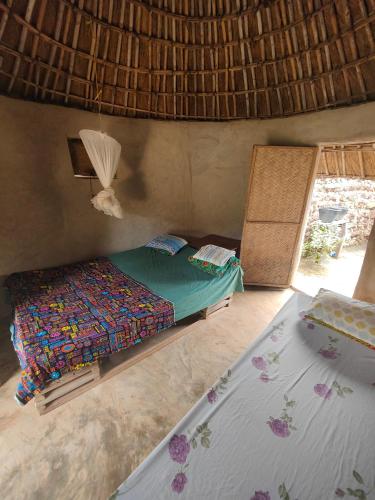 un dormitorio con una cama en una habitación en Campement Chez Doba, en Dande