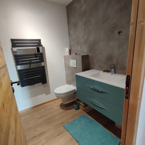 une salle de bain avec des toilettes blanches et un lavabo dans l'établissement Hearth of Courchevel - La Tania, à Courchevel