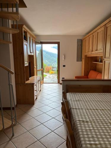 a room with a bed and a door with a view at Villetta con giardino in Doues