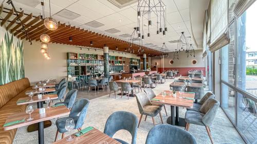 a restaurant with tables and chairs and a bar at Hotel Victor Pruszków DeSilva in Pruszków