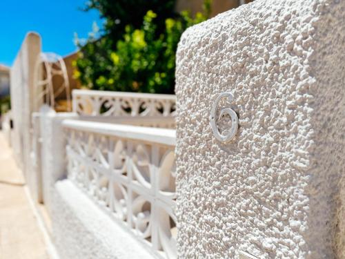 2Bed Apt Sleeps 4 - Parking Patio Wifi