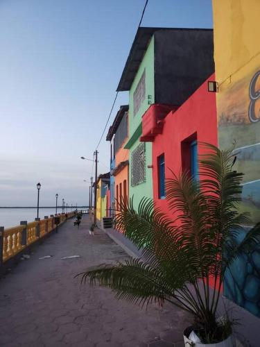 a building on a street next to the beach at Casa aconchegante em Caravelas Abrolhos BA in Caravellas