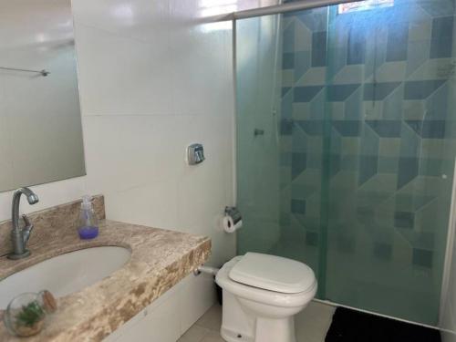 a bathroom with a shower and a toilet and a sink at Casa aconchegante em Caravelas Abrolhos BA in Caravellas