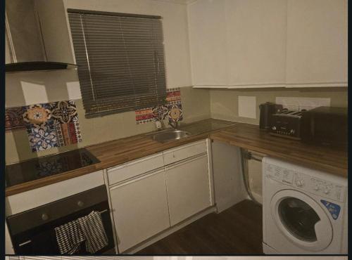 Dapur atau dapur kecil di Cozy Romford Escape with Modern Amenities