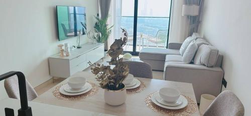 Bright & Cozy 1br Jvc Balcony Free Parking