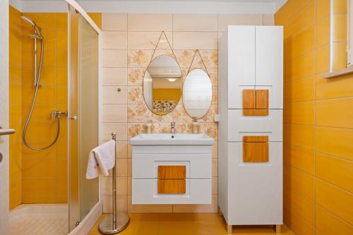 ein Badezimmer mit Waschbecken und Dusche in der Unterkunft Villa Katarina in Labin