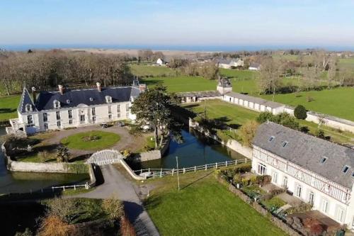 an aerial view of a large house with a river at Toute une Histoire in Commes