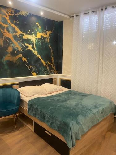 une chambre avec un lit et un tableau au mur dans l'établissement Appartement Gare-Centre-Rouen, à Rouen