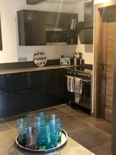 une cuisine avec un plateau de lunettes bleues sur une table dans l'établissement Chalet Purdey - Sleeps 10 with Hot Tub, à Montriond