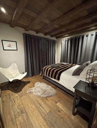 une chambre avec un lit, une chaise et un bureau dans l'établissement Chalet Purdey - Sleeps 10 with Hot Tub, à Montriond
