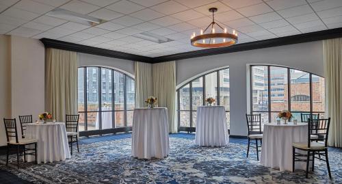 Posezení v ubytování Graduate by Hilton Minneapolis