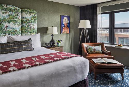 Postel nebo postele na pokoji v ubytování Graduate by Hilton Minneapolis