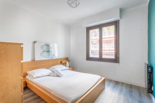 une chambre avec un lit et une fenêtre dans l'établissement 6RAOU T4 proche Castellane - Centre ville, à Marseille