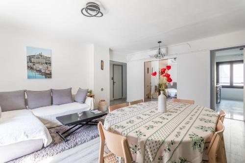 un salon avec une table et un canapé dans l'établissement 6RAOU T4 proche Castellane - Centre ville, à Marseille