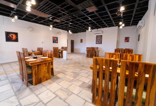 Un restaurante o sitio para comer en Treebo Blu Vvu