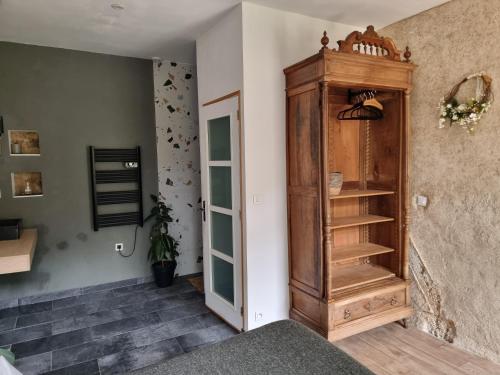 Cette chambre comprend une cabane en bois. dans l'établissement Haut en Couleurs, à Saint-Quay-Perros