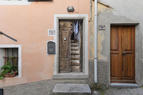 an entrance to a building with a wooden door at Nadine - Bilocale In Centro in Marciana