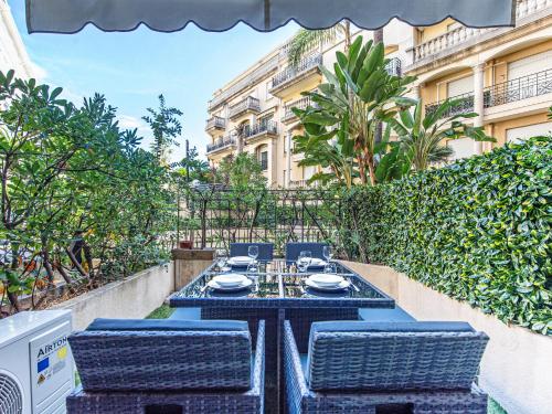 - une table et des chaises installées au-dessus d'une terrasse dans l'établissement 