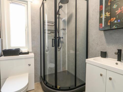 Un baño con ducha, inodoro y lavabo. en Harbour Retreat, en Weymouth