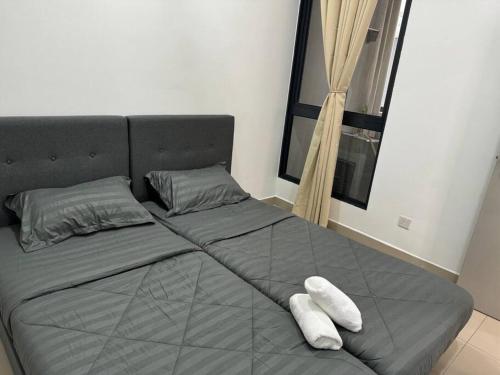 Postel nebo postele na pokoji v ubytování Ayuman Suites, Gombak, KL, by izzyHouse with Netflix, PS4