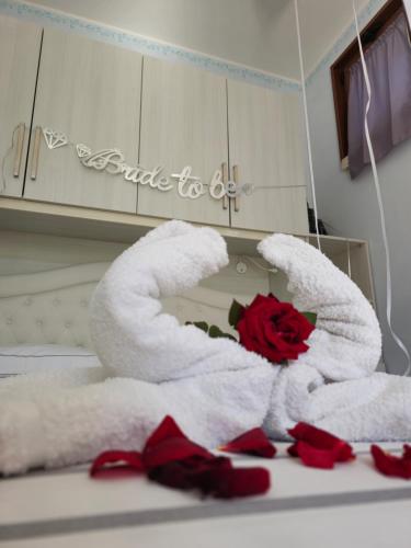 a towel made to look like a heart and a rose at Agriturismo le Fontane - Lago di Bolsena in Grotte di Castro